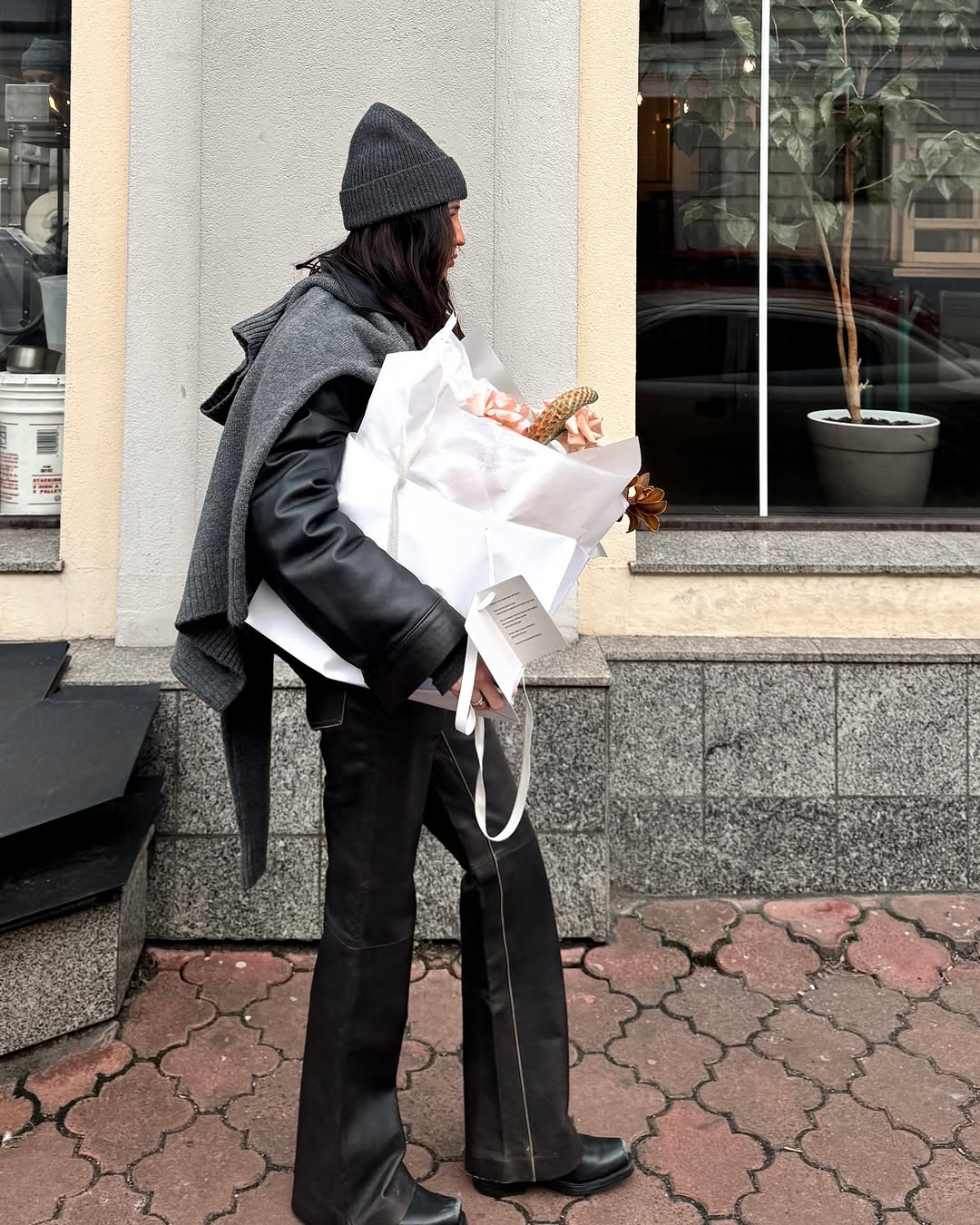 Total black: Надя Дорофеева продемонстрировала стильный образ, который сможет повторить каждая